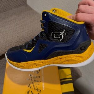 Q4 High-Top Sneakers in Blue and Yellow